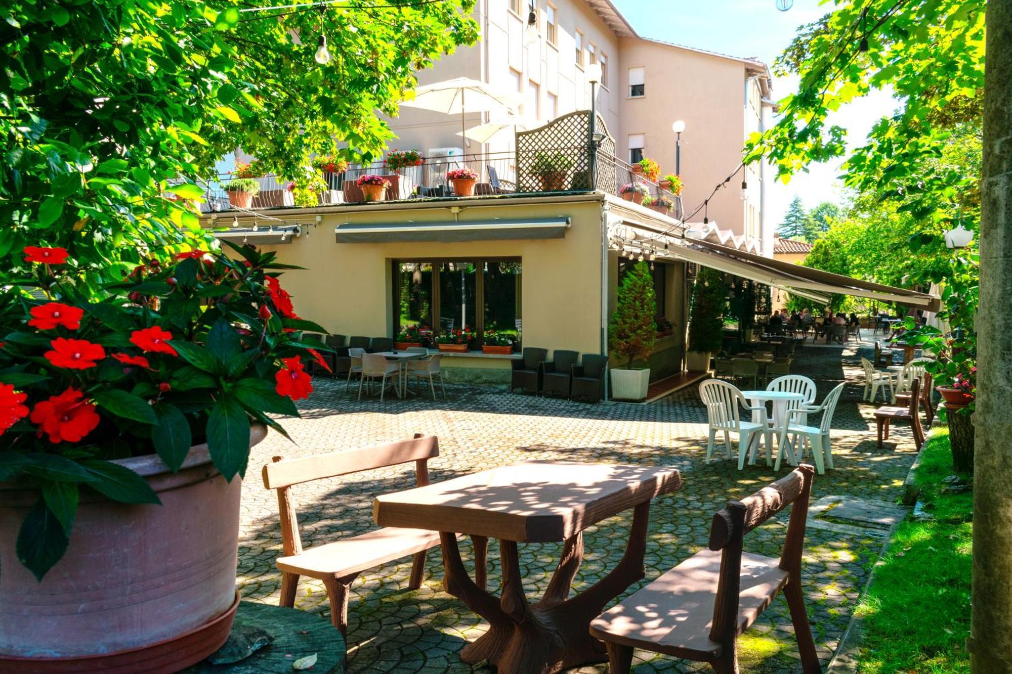 Hotel Falco D'Oro Tole Exterior foto